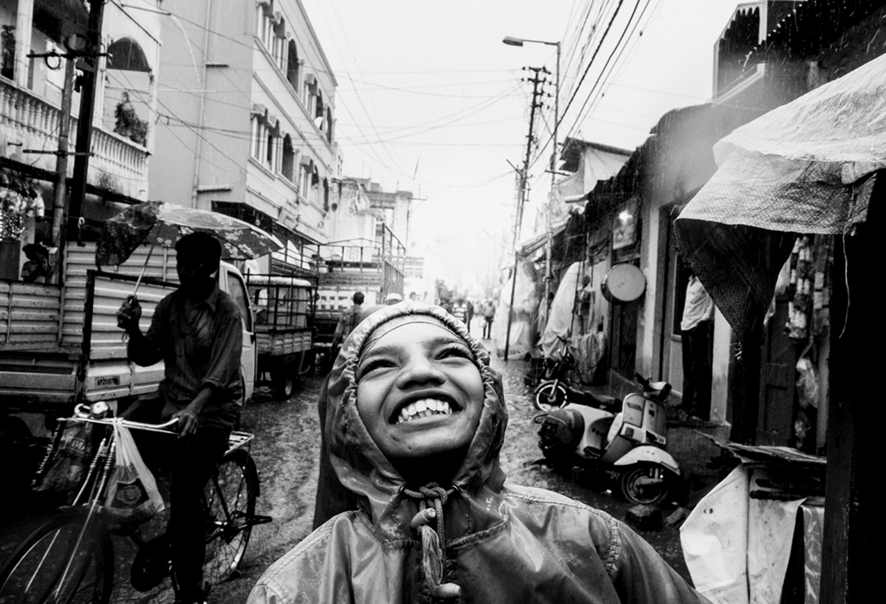 enfant souriant, portrait noir et blanc street photography par swarat ghosh