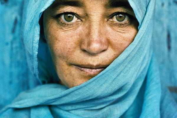Reisefotografie-Portrait von Frédéric Lagrange, Blau verschleierte Frau, Kargil Kaschmir, Indien,