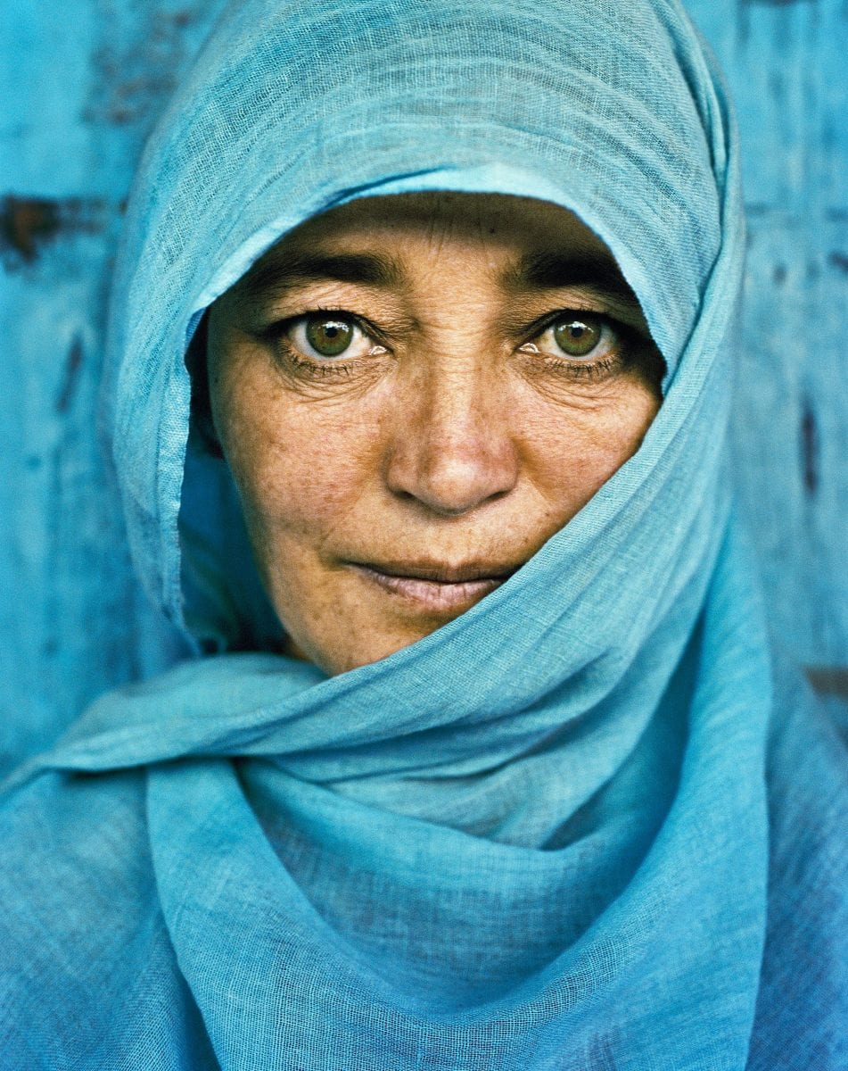 Reisefotografie-Portrait von Frédéric Lagrange, Blau verschleierte Frau, Kargil Kaschmir, Indien,