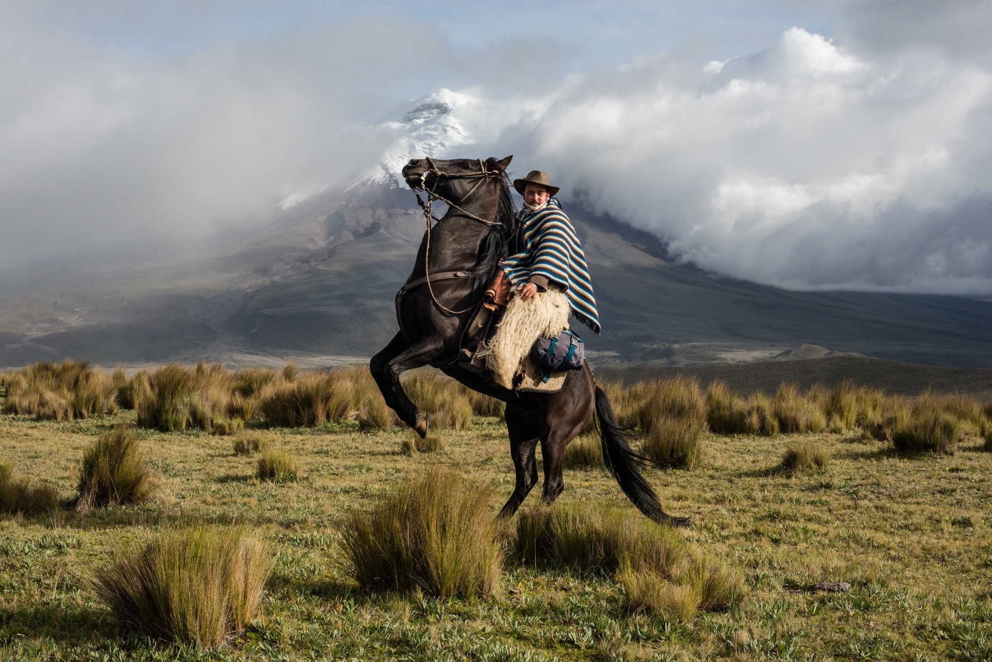 Photographie couleur d'un cow-boy à cheval