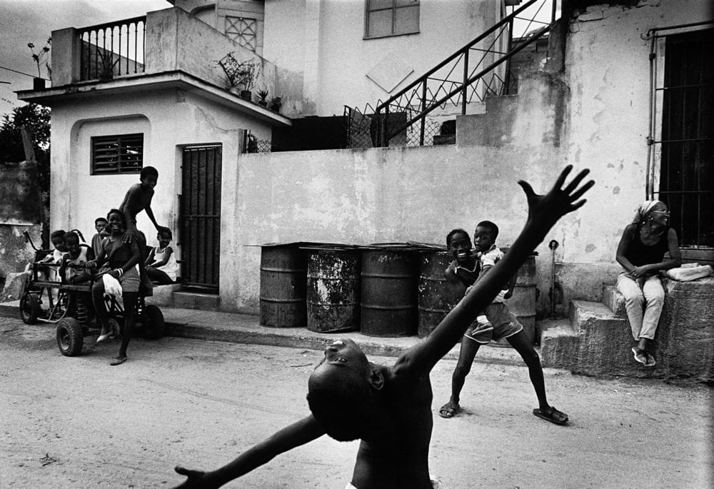 black and white street photography by Bela Doka in Cuba during the Periodo Especial, in Havana 1994 1998