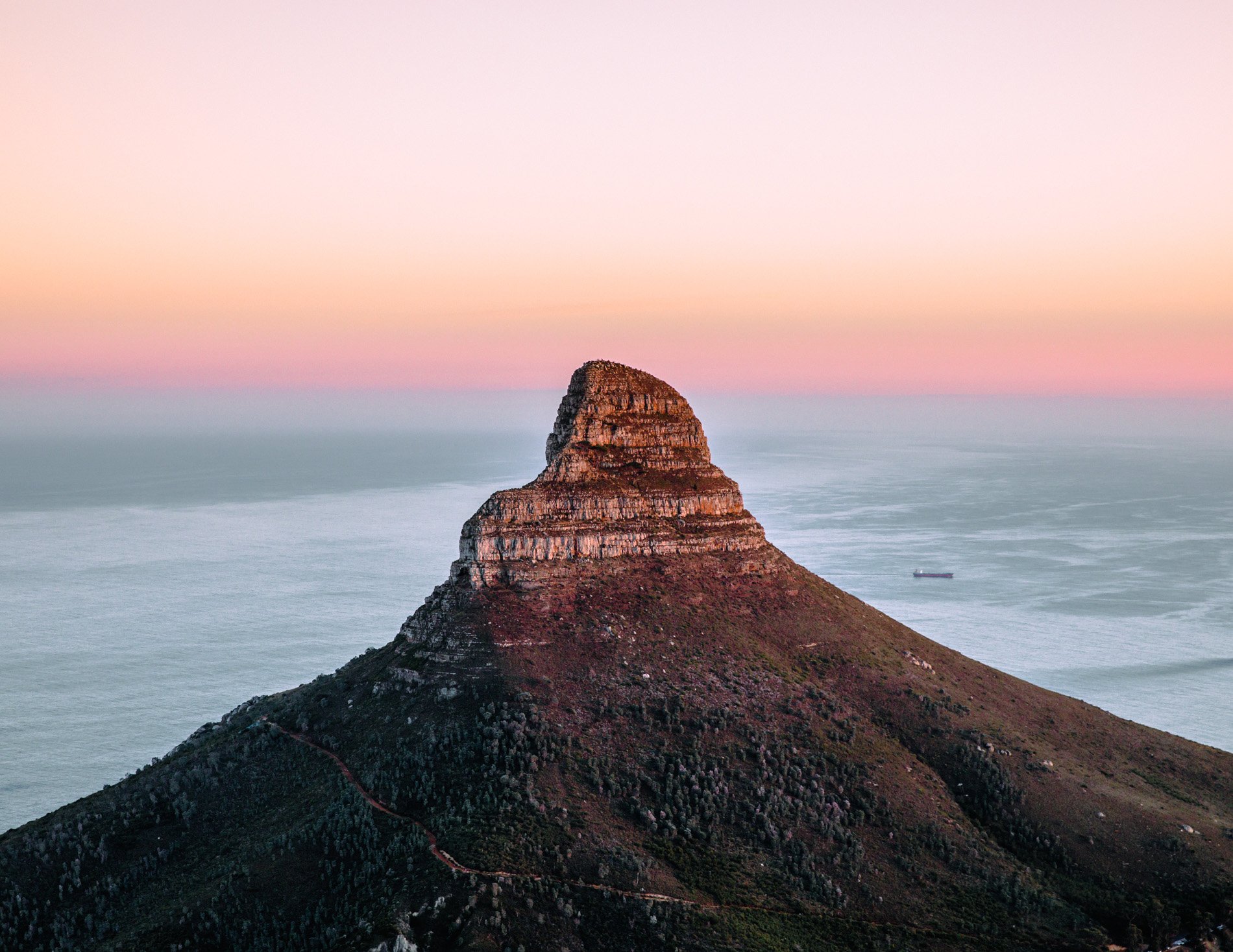 la cima di una montagna su una fotografia di paesaggio di Andrew ross