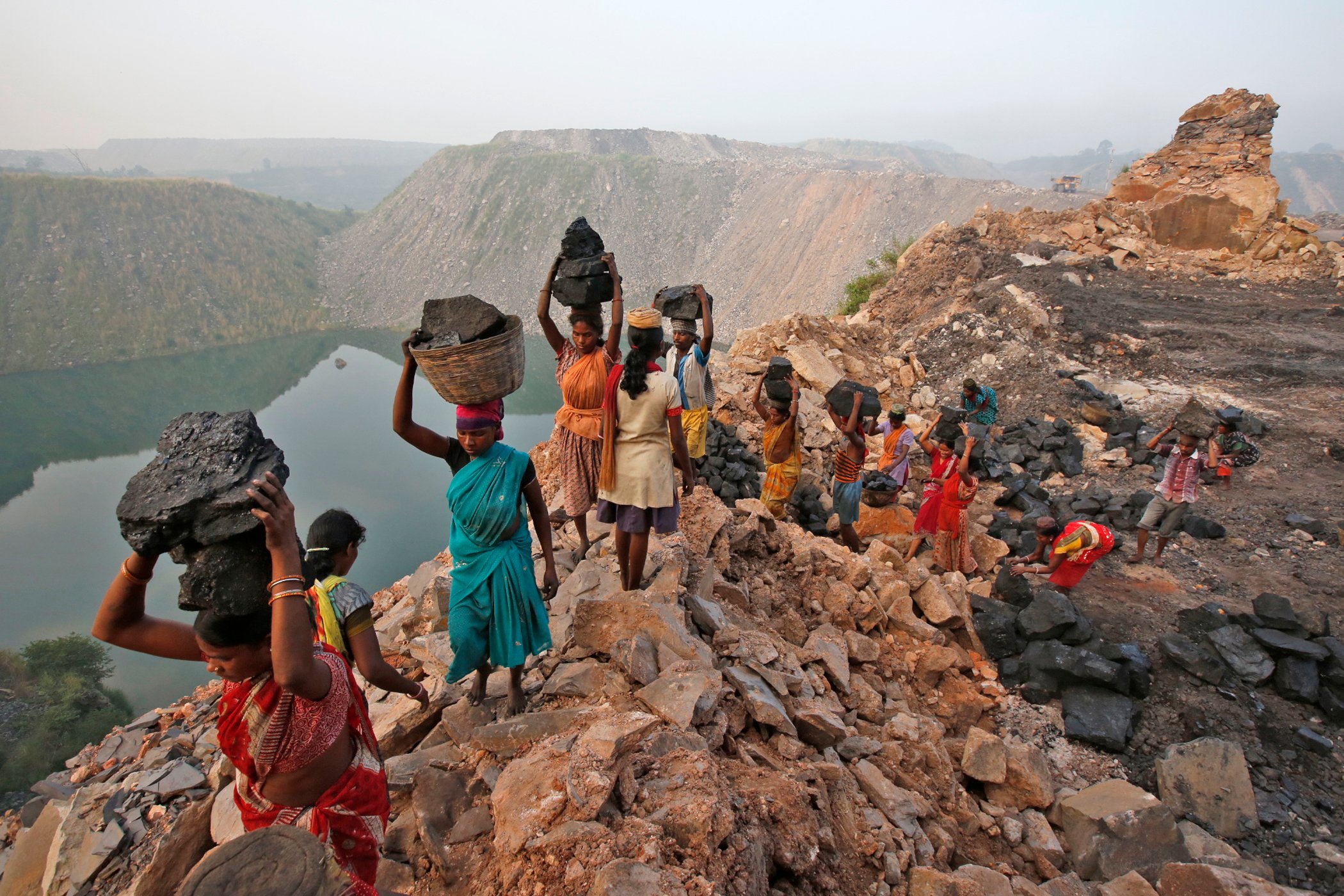 femmes travaillant dans une mine photographie documentaire en couleur par Hugh Brown