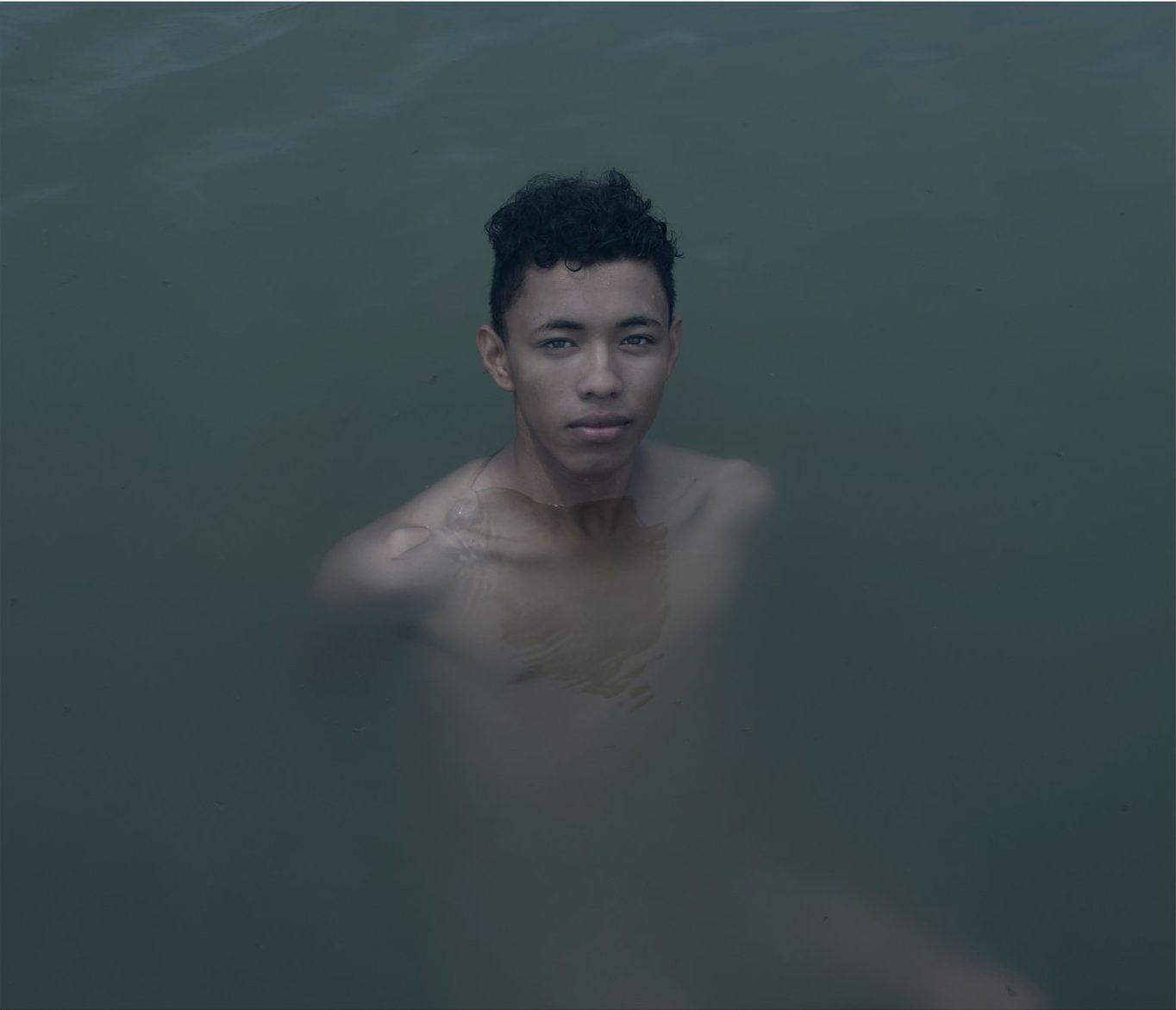 homme nageant dans l'eau projet photo à long terme, axé sur l'identité africaine au sein des communautés afro-américaines des Amériques et d'Europe, sur la Costa Chica