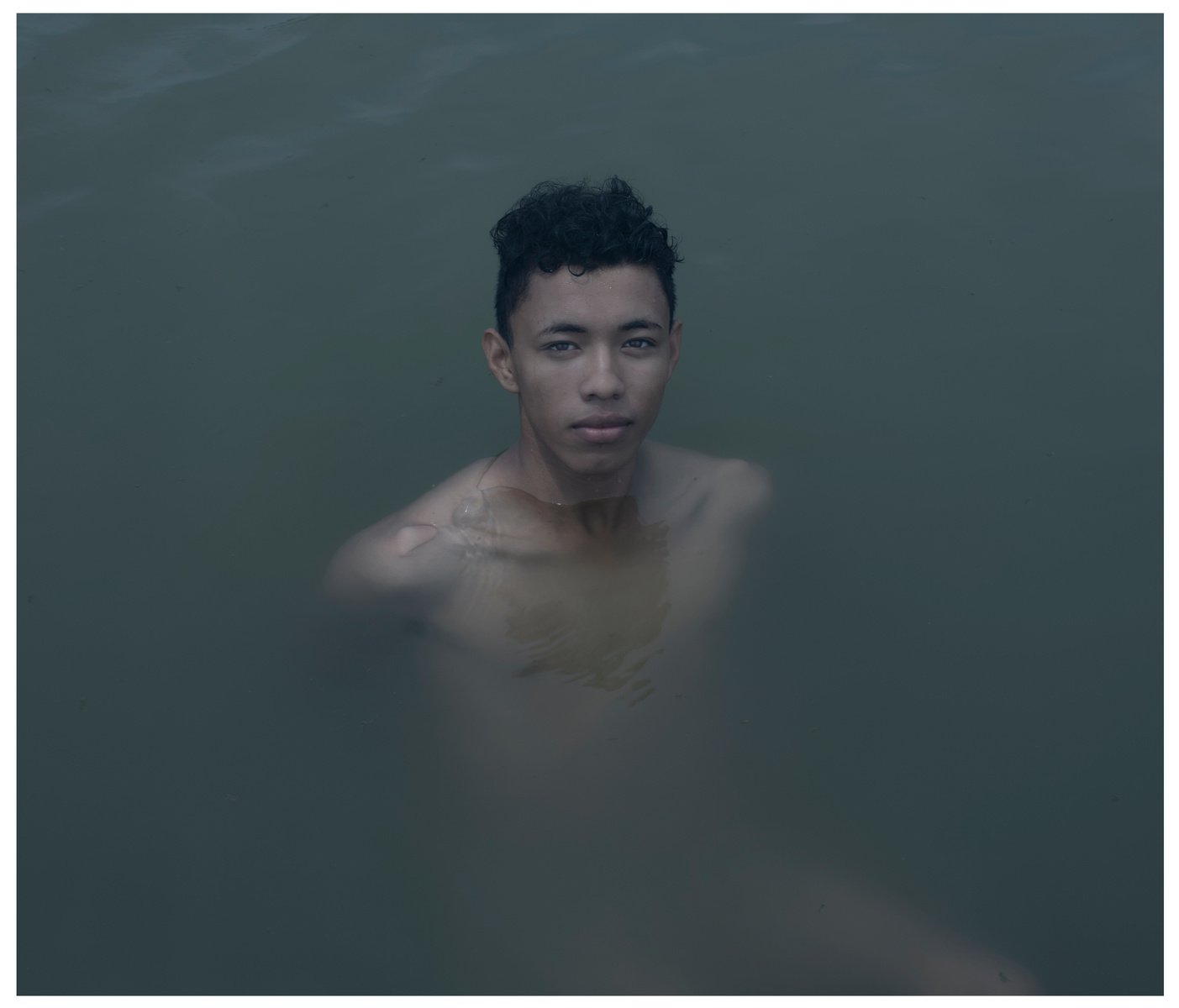 Hombre nadando en el agua Proyecto fotográfico a largo plazo, centrado en la identidad africana dentro de las comunidades afro en América y Europa, en Costa Chica