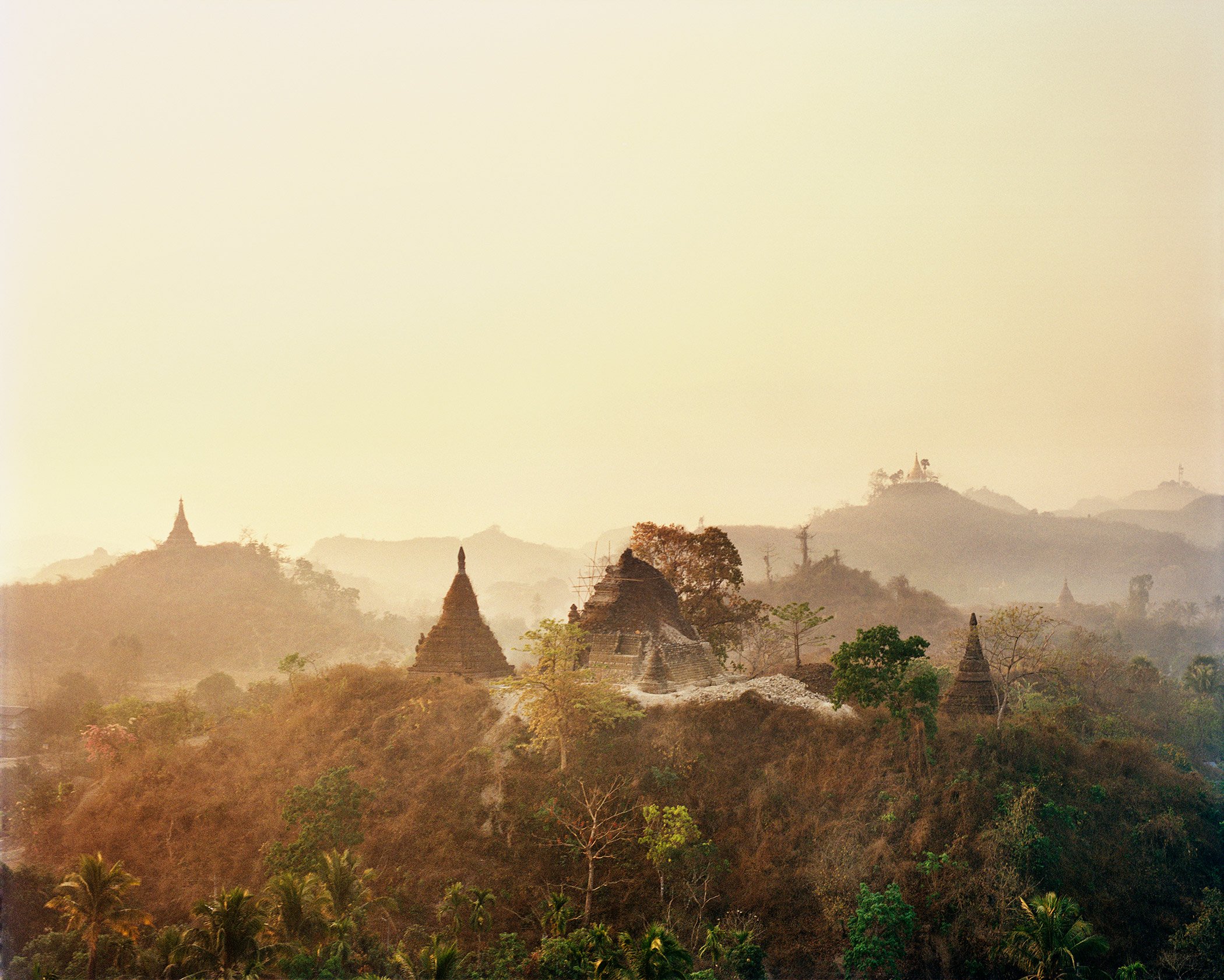 foggy color photography in Myanmar by Frédéric Lagrange
