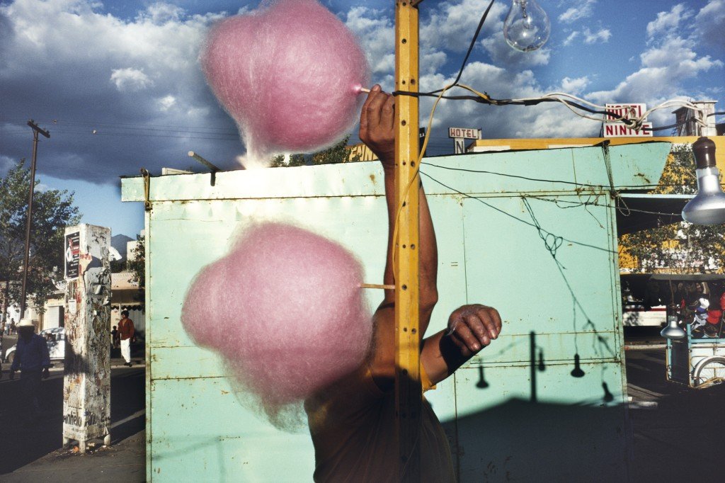 Fotografía en color Algodón de azúcar, Oaxaca, México, 1990 de Alex Webb