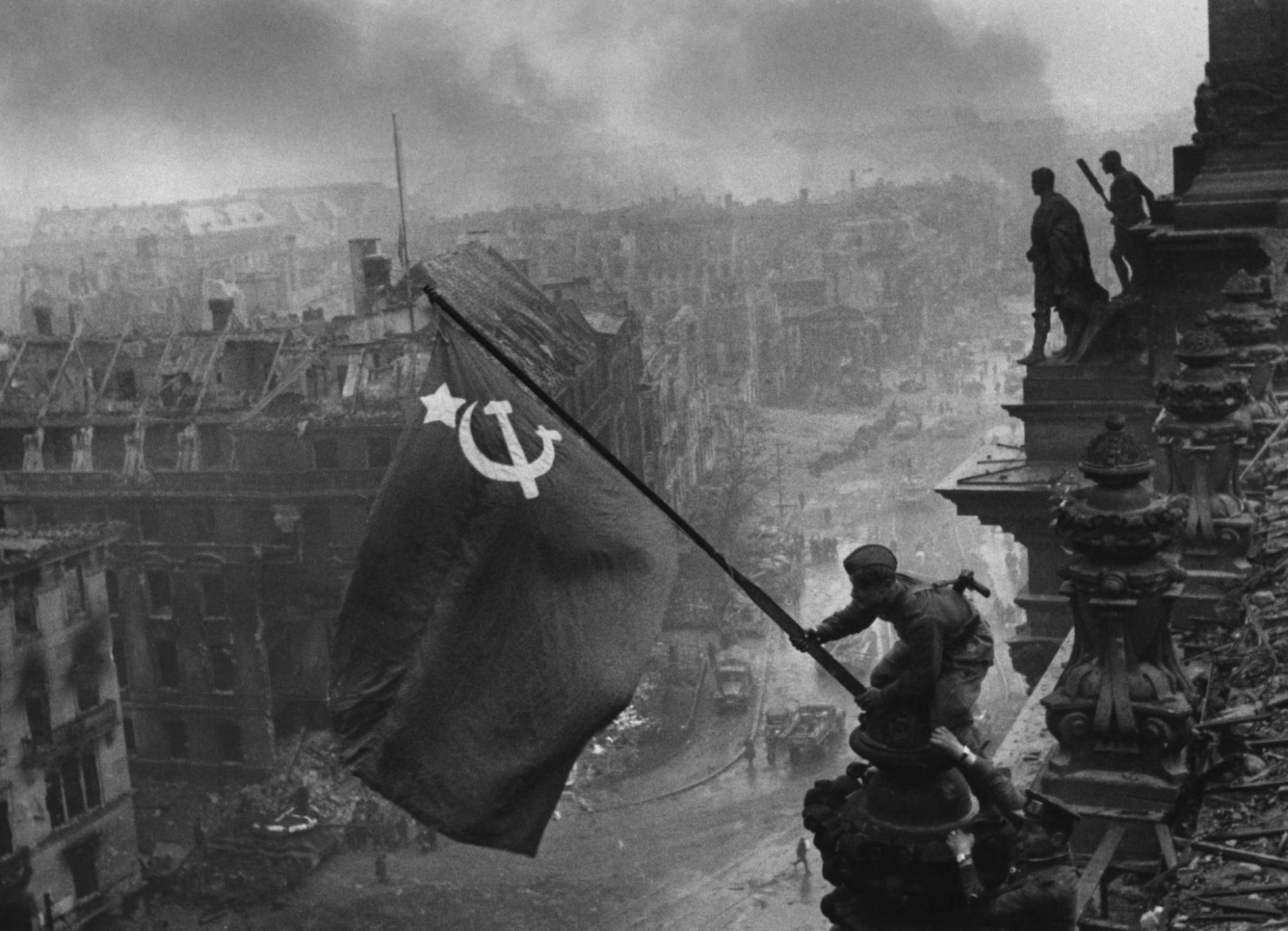 Jewgeni Khaldei - Sowjetischer Soldat hisst im Mai 1945 eine Flagge über dem Reichstag in Berlin