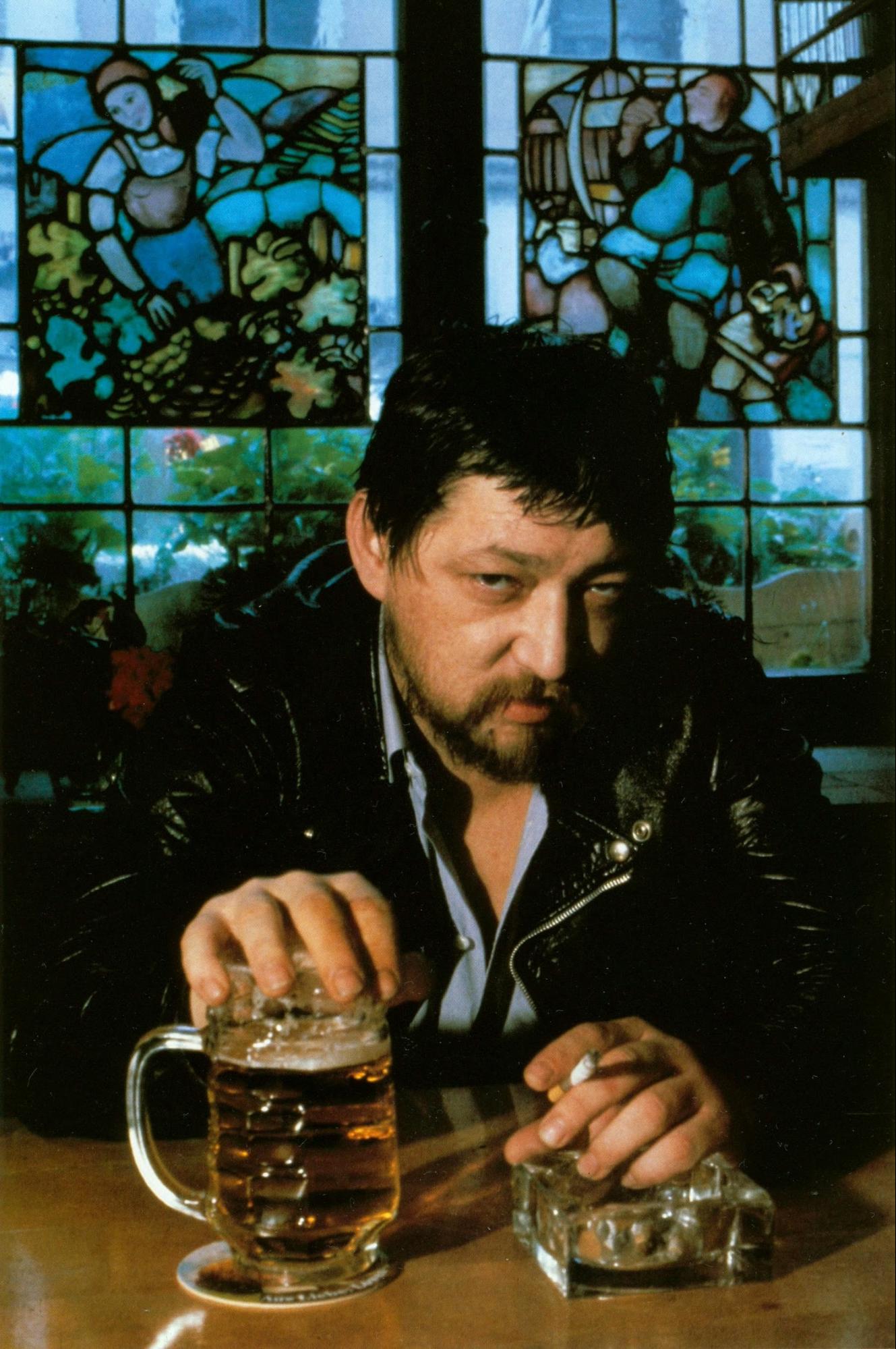 Rainer Werner Fassbinder trinkt Bier, München, Deutschland 1980 Helmut Newton