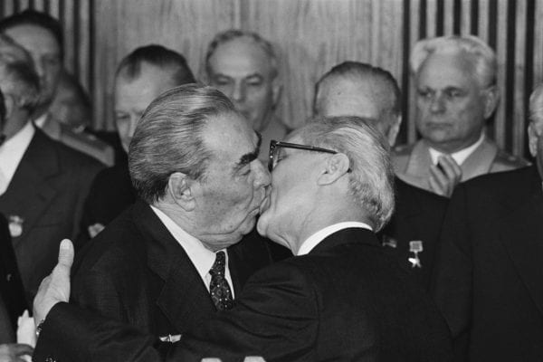 Brezhnev y Erich Honecker realizando el 'beso soviético' o 'beso fraternal' 1979 Régis Bossu Alemania