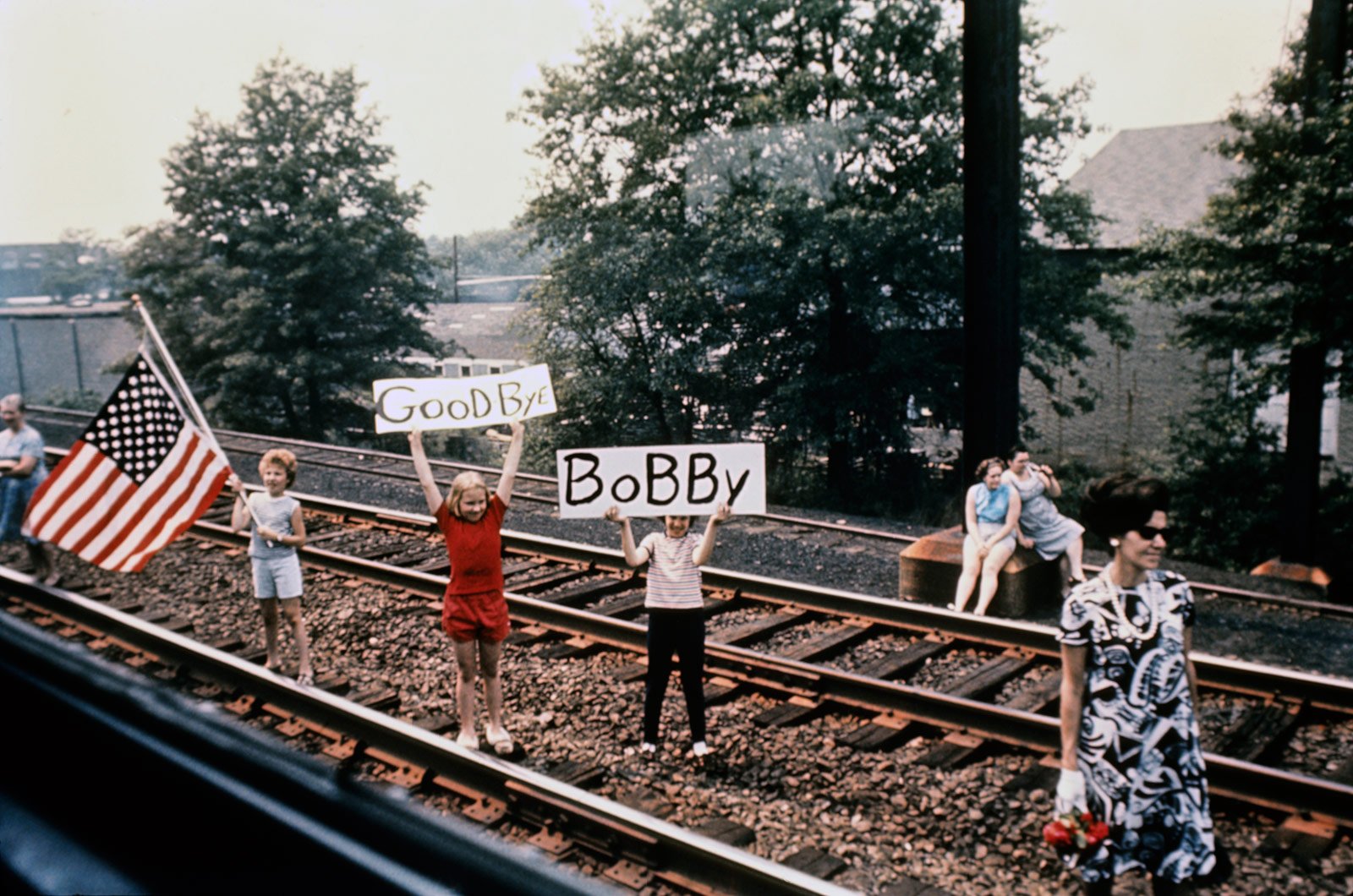 Vue depuis le train funéraire de Robert Kennedy © Paul Fusco Photography 1968