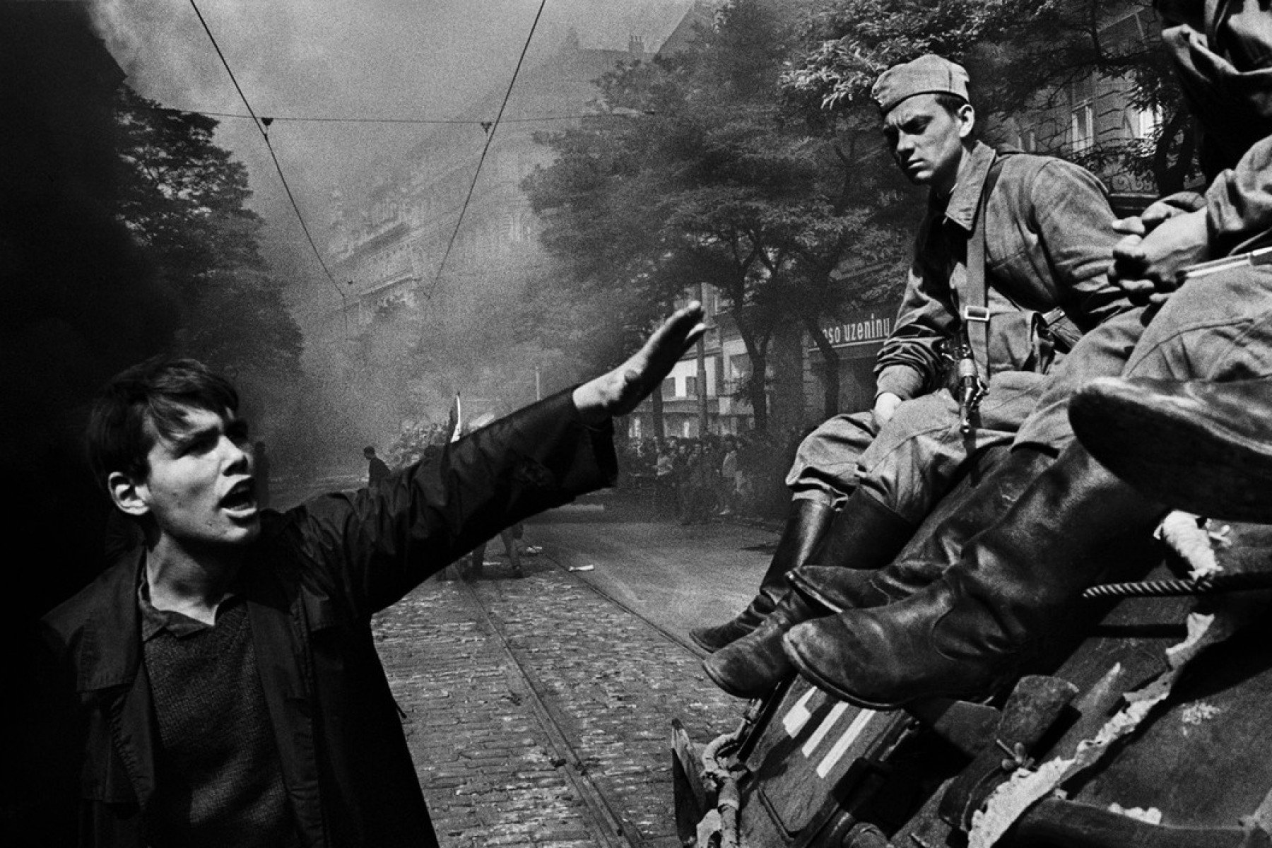 Invasion de Prague par les troupes du Pacte de Varsovie, Prague, Tchécoslovaquie par Josef Koudelka / Magnum Photos 1968 Photographie
