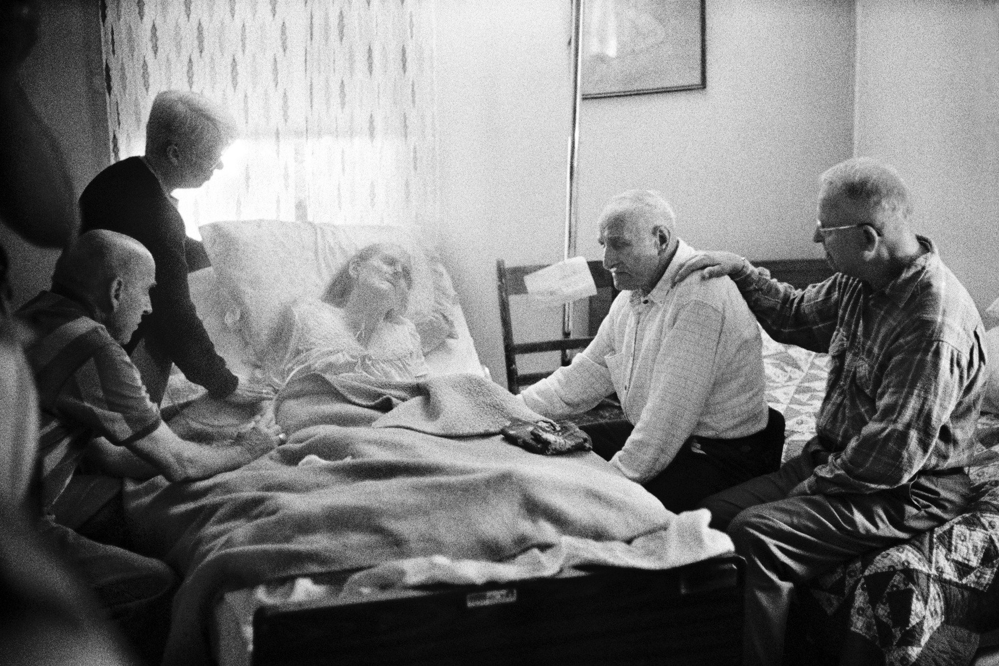Maxine Peters muore finalmente a casa, circondata dalla sua famiglia, amici e assistenti dell'hospice nella sua casa a Gladesville, da Ed Kashi dell'agenzia fotografica VII