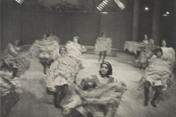 Cancán francés - París - Fotografía en blanco y negro de Ilse Bing
