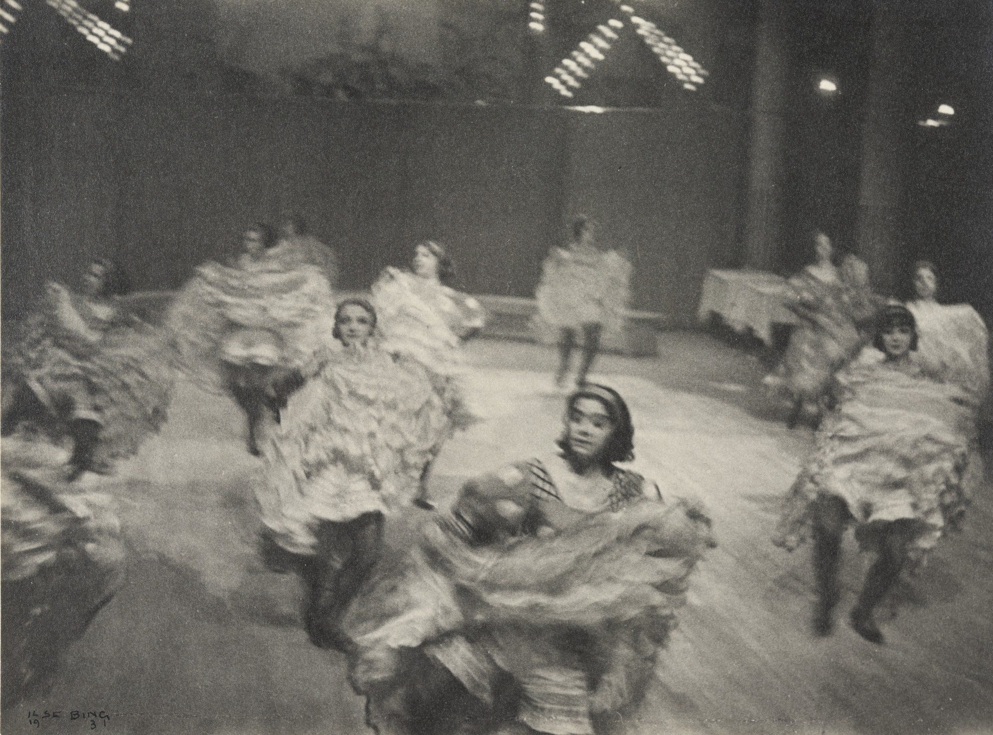 Cancán francés - París - Fotografía en blanco y negro de Ilse Bing
