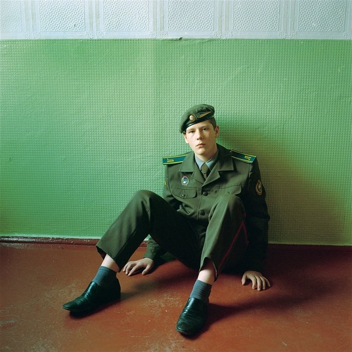 Fotografía de retrato de un joven soldado por Michal Chelbin