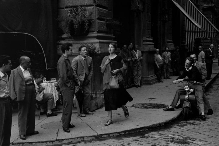 黑白摄影露丝·奥金（Ruth Orkin）-美国姑娘在意大利佛罗伦萨，1951年