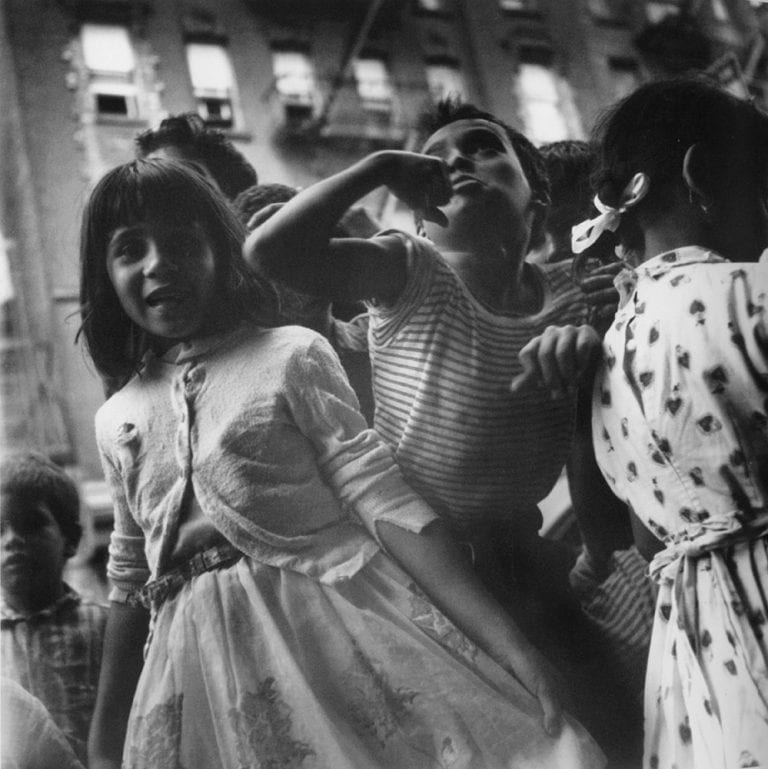 Niños en la calle Lower East Side, Nueva York street photography, en blanco y negro Nueva York, década de 1940. © Rebecca Lepkoff - Cortesía de Howard Greenberg Gallery