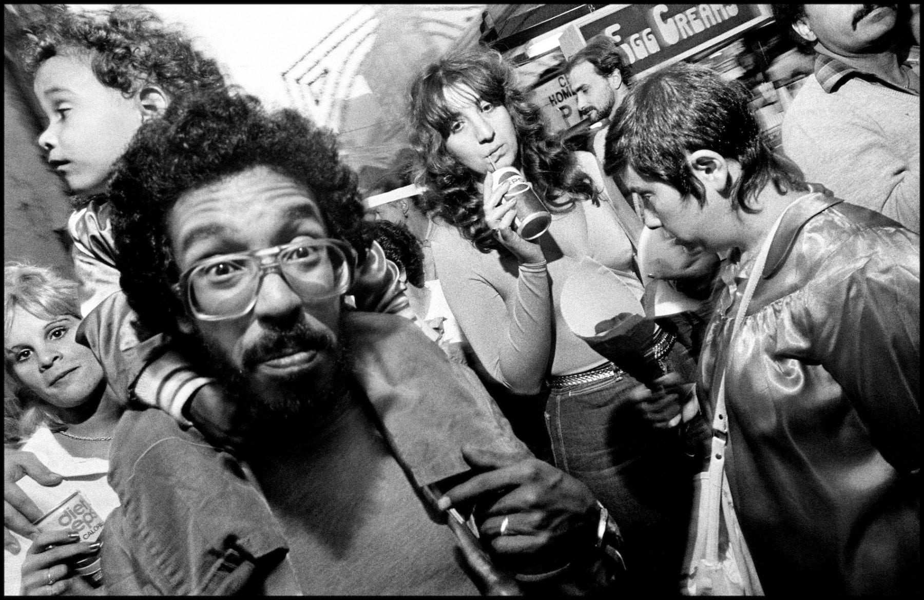 PEOPLE en la calle street photography, en blanco y negro Nueva York, 1984 © Bruce Gilden / Magnum Photos