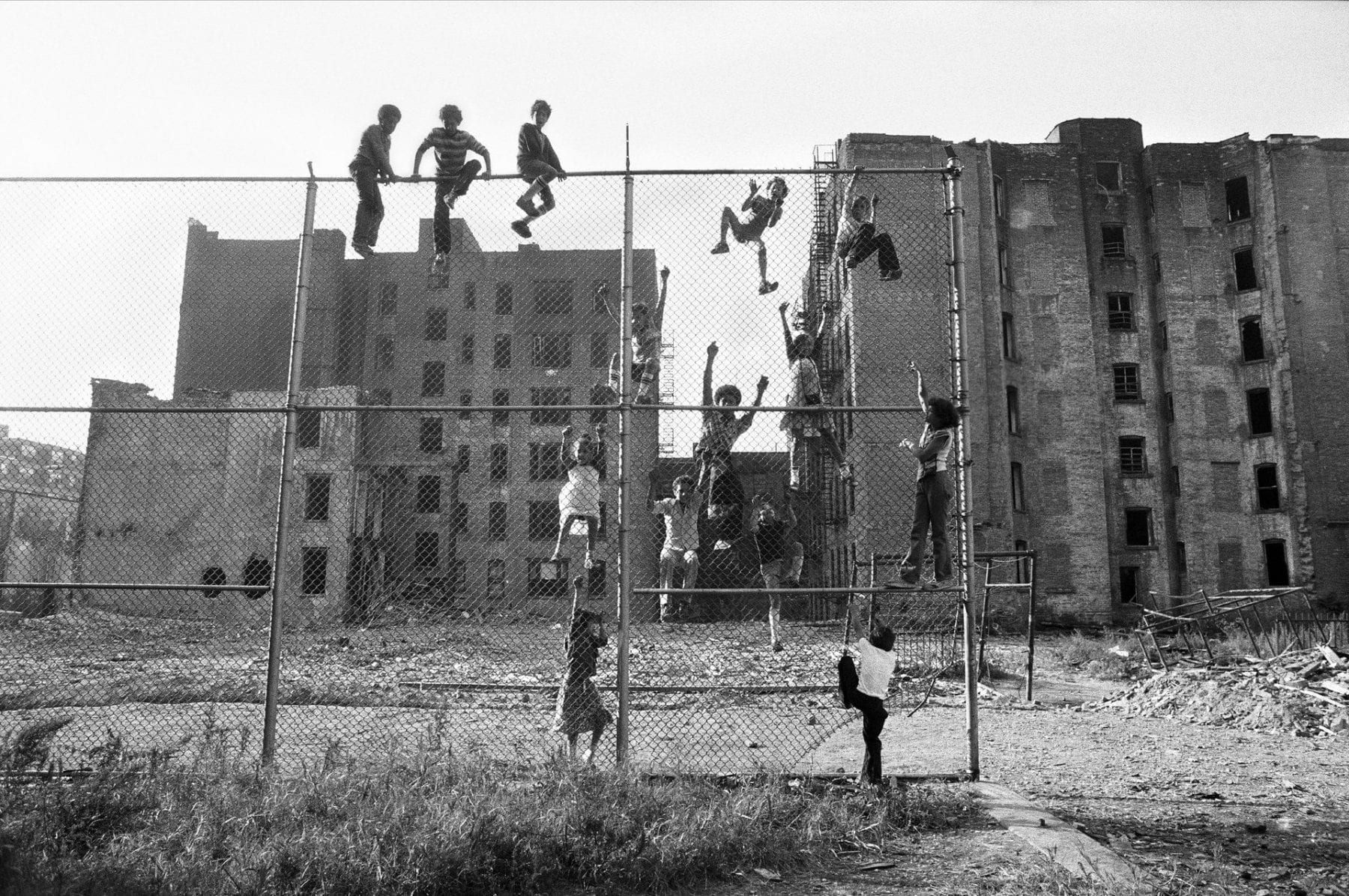 Niños subiendo valla, street photography, blanco y negro, Lower East Side, Nueva York (1977-1980) Martha Cooper Cheryl Dunn Everybody Street