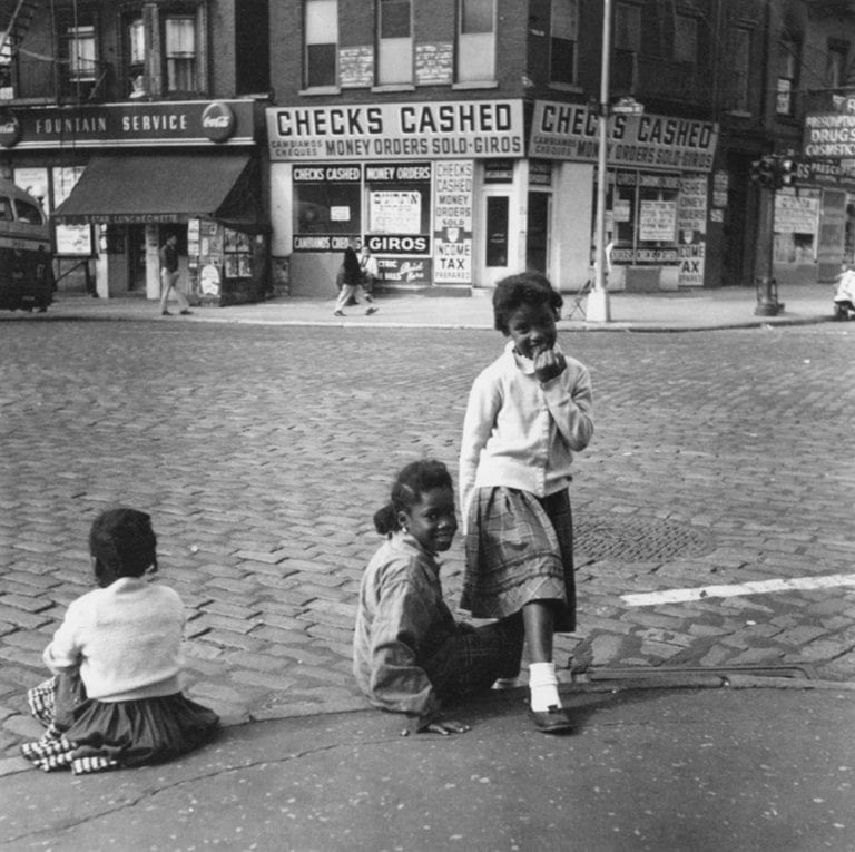 Niños en la calle Lower East Side, Nueva York street photography, fotografía en blanco y negro Cheryl Dunn Everybody Street