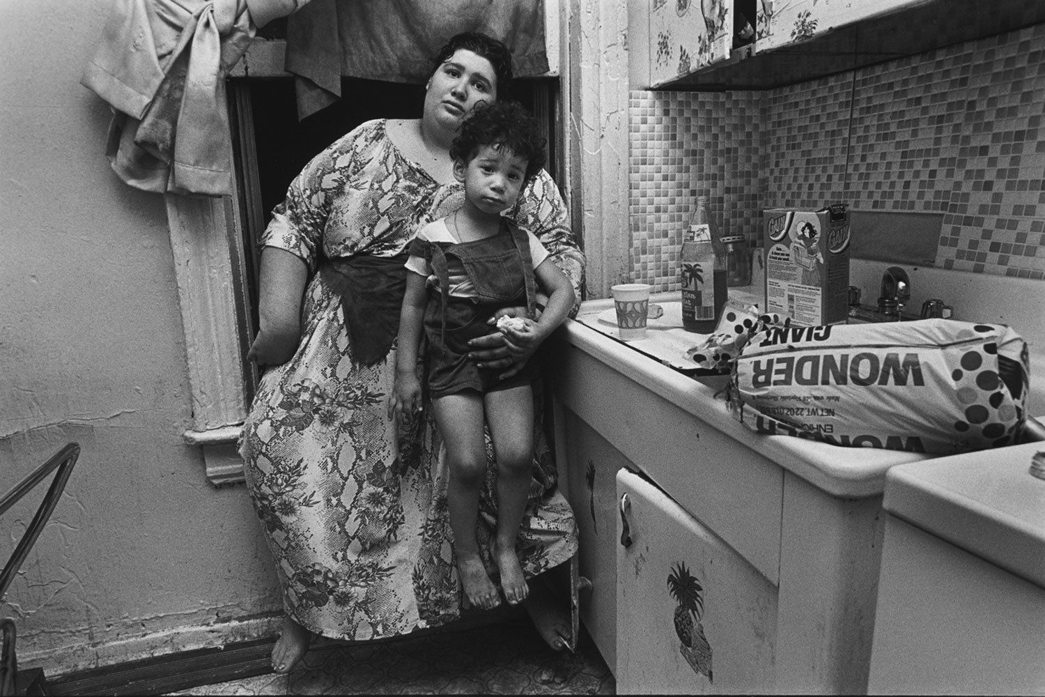 Los vecinos de Jeanette en su cocina, Brooklyn, Nueva York, 1979 © Mary Ellen Mark