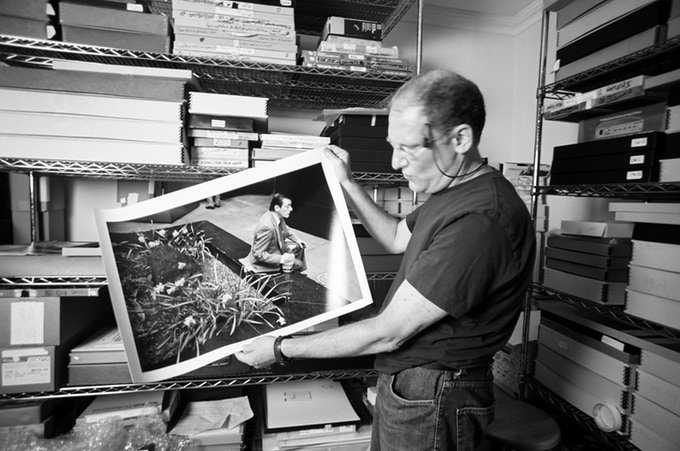 Jeff Mermelstein mostrando impresiones de Everybody Street Cheryl Dunn