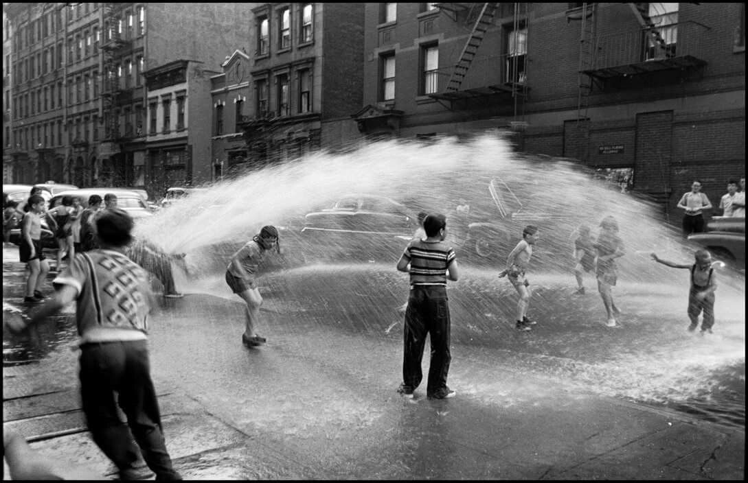 niños jugando con agua en el street photography, fotografía en blanco y negro Cheryl Dunn Everybody Street