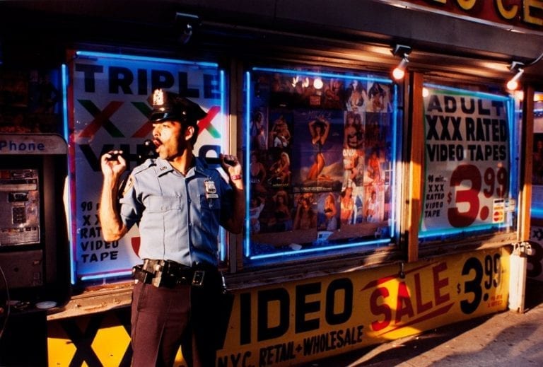 Policía, color street photography en Nueva York (desde Sidewalk) © Jeff Mermelstein