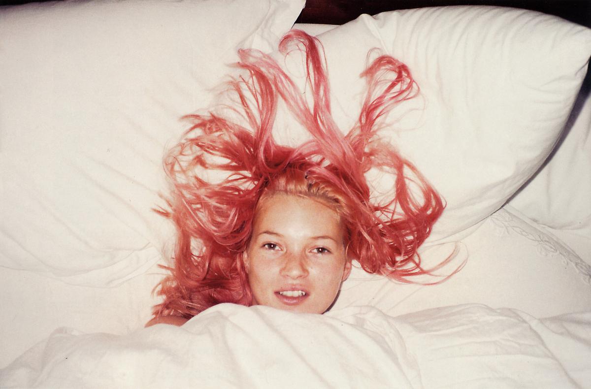 Kate Moss young by Juergen Teller cama blanca