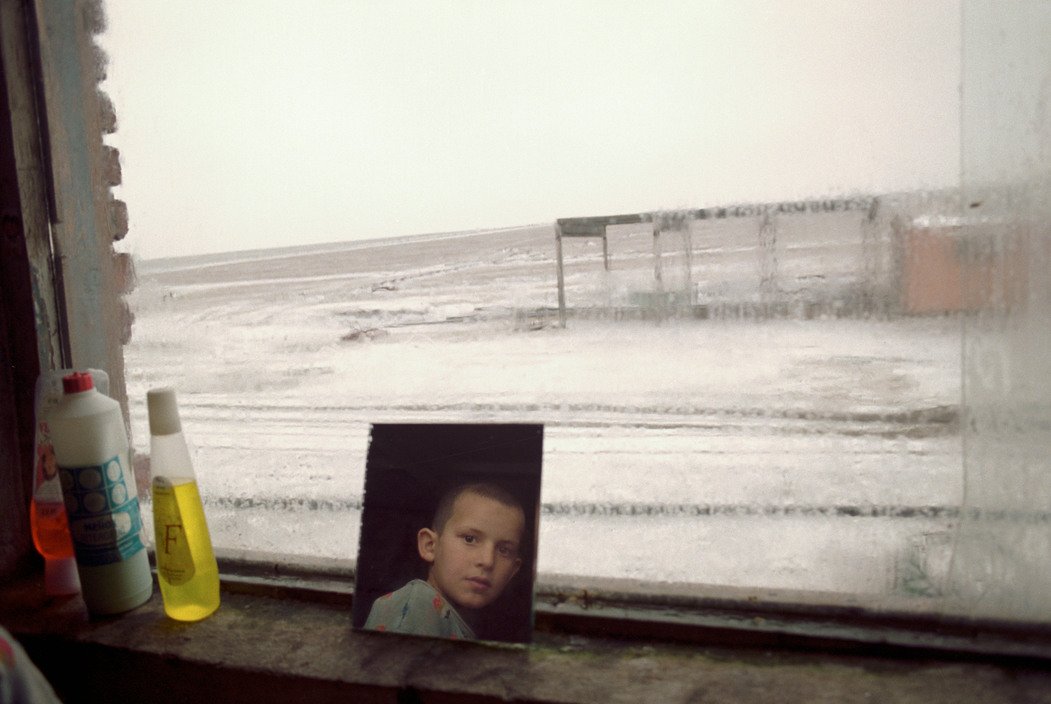 Chechen refugees living in neighbouring Ingushetia. Ingushetia, Russia 1999. © Thomas Dworzak / Magnum Photos