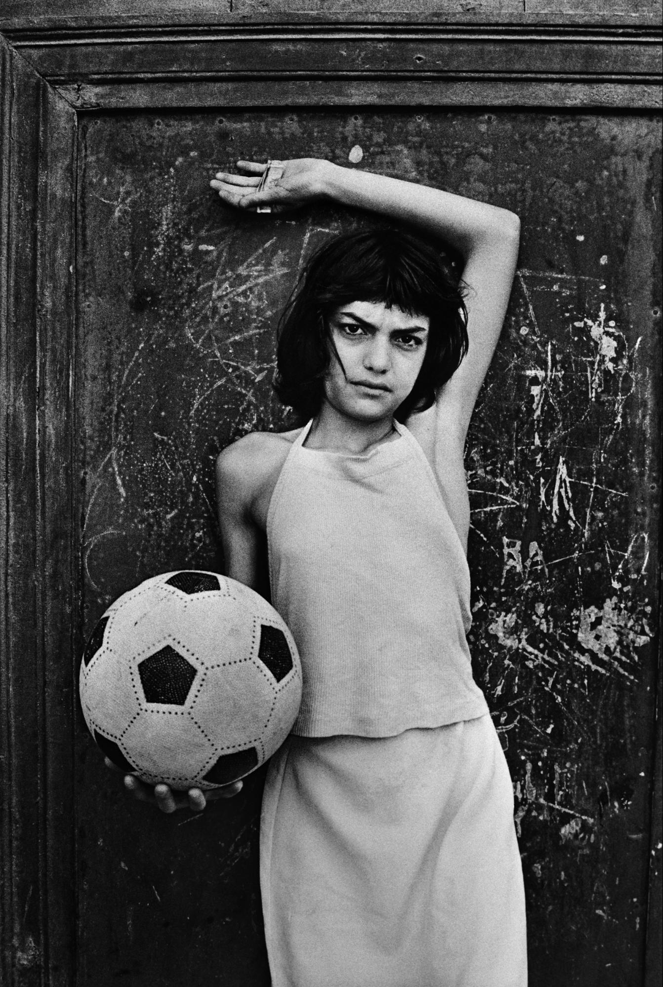 拉卡拉(La Cala),巴勒莫(Palermo)1980©莱蒂齐亚·巴塔格利亚(Letizia Battaglia)摄影中的传奇女性