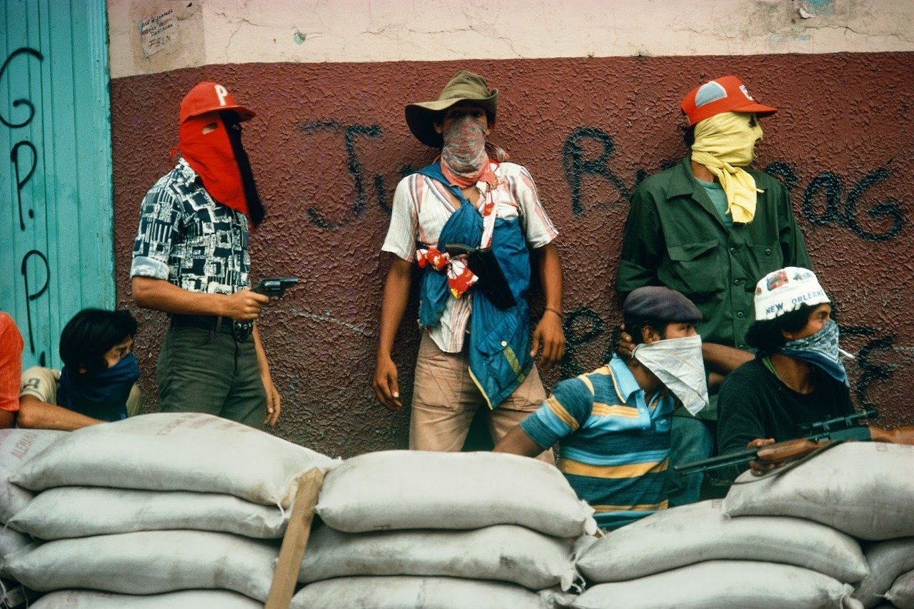 Muchachos等待国民警卫队的反击。 Nicaragua, 1978 © Susan Meiselas /尼加拉瓜,XNUMX年©Susan Meiselas / Magnum Photos 摄影中的传奇女性