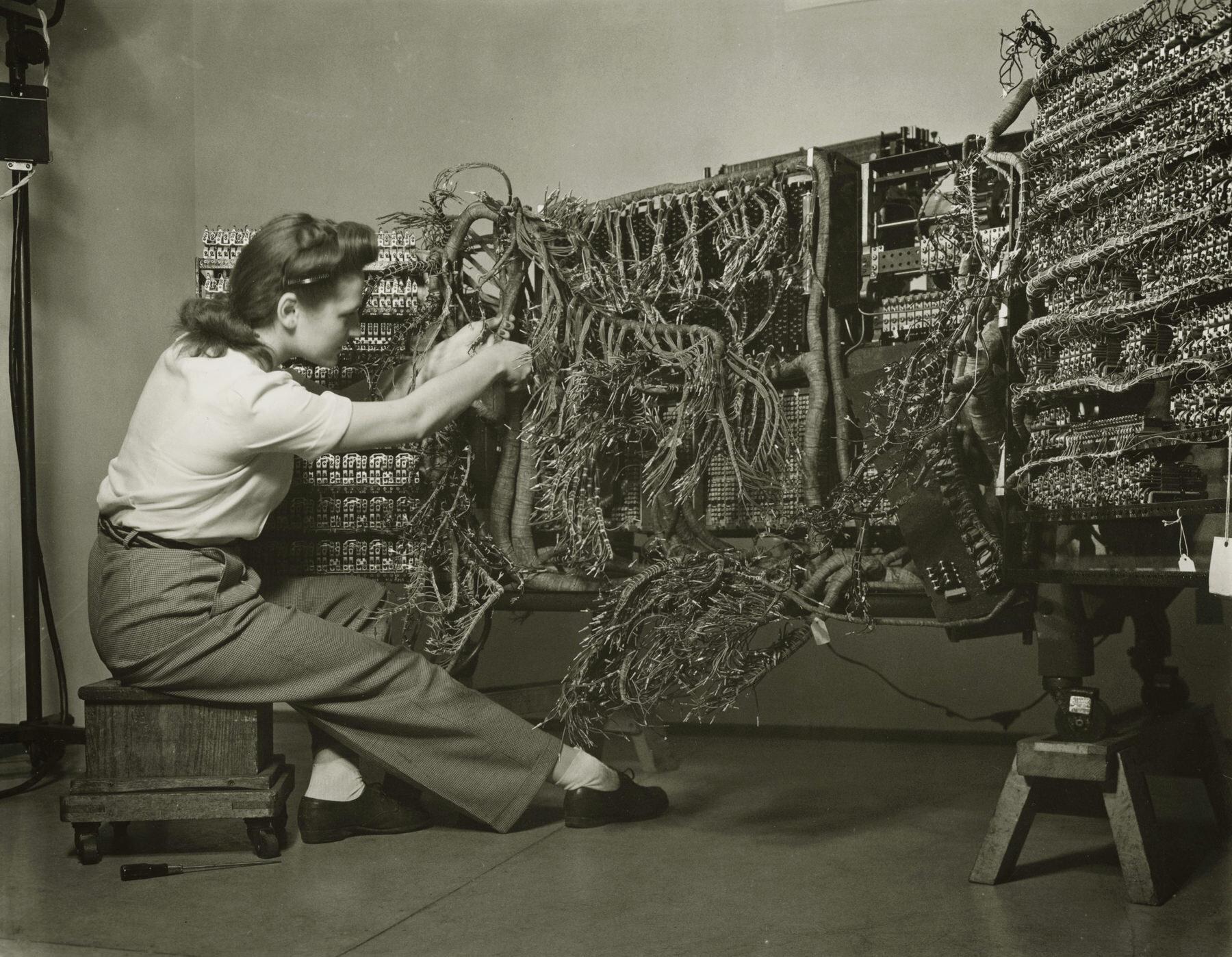 女人从1958年的文献科学系列中连接一台早期的IBM计算机©Berenice Abbott传奇女性摄影