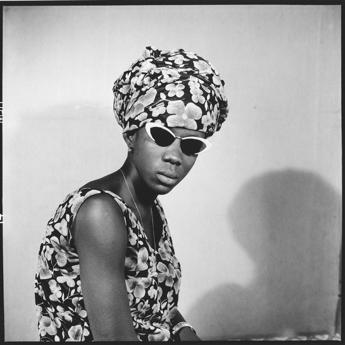 portrait de femme en noir et blanc par Malick Sidibé