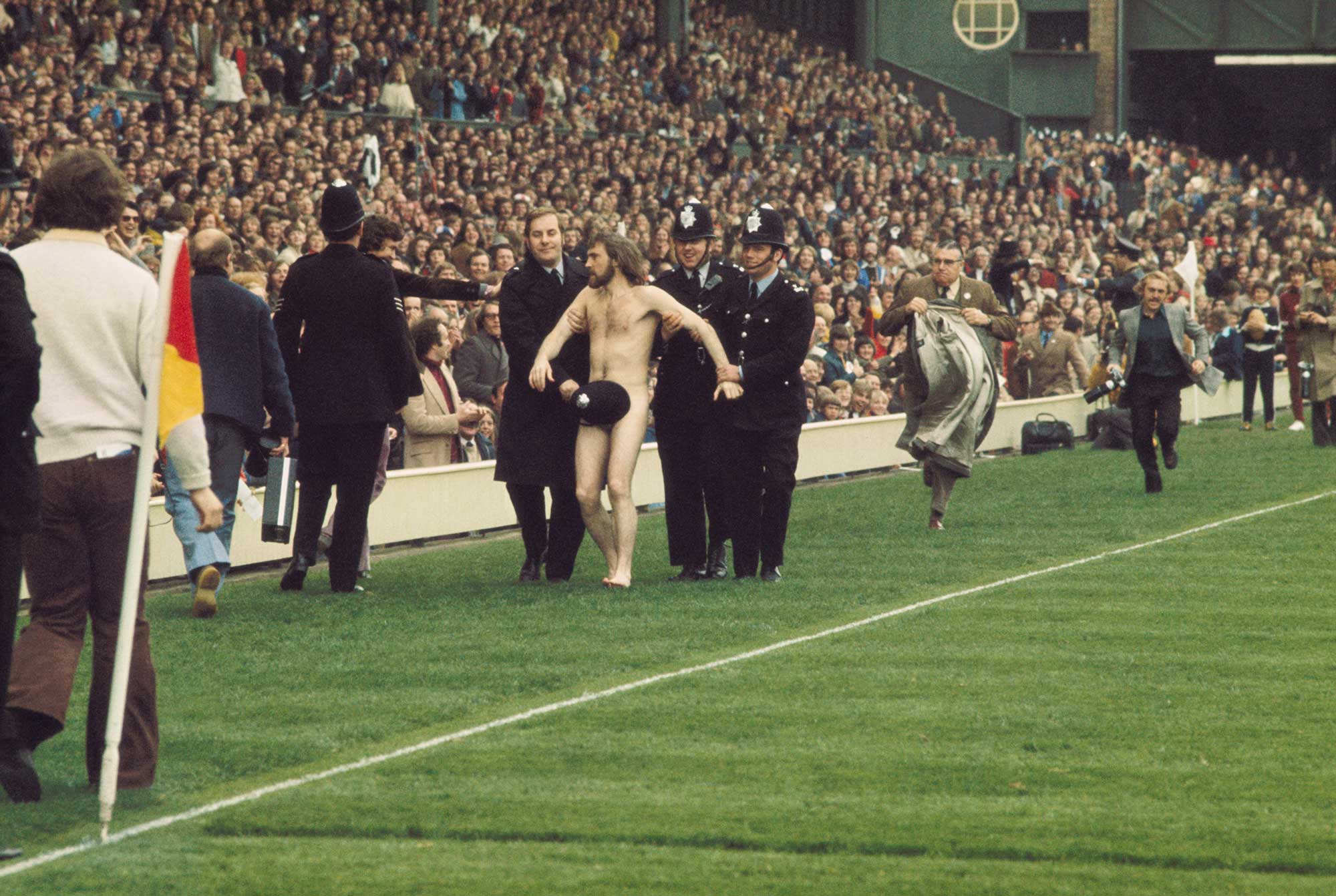 Color Sport Photography Ian Bradshaw Streaker Michael O'Brien ha arrestato una partita internazionale di rugby tra Inghilterra e Francia, 1974