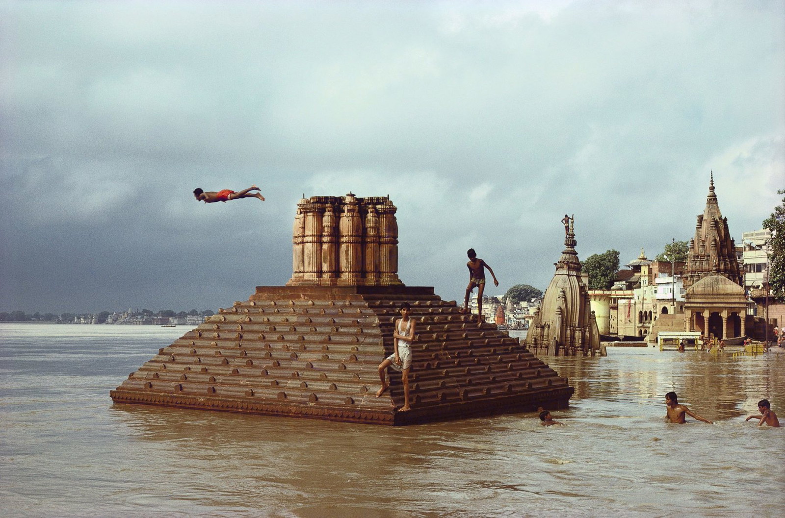 Uomo che si tuffa, inondazioni del Gange, Benares, Uttar Pradesh 1985 Raghubir Singh