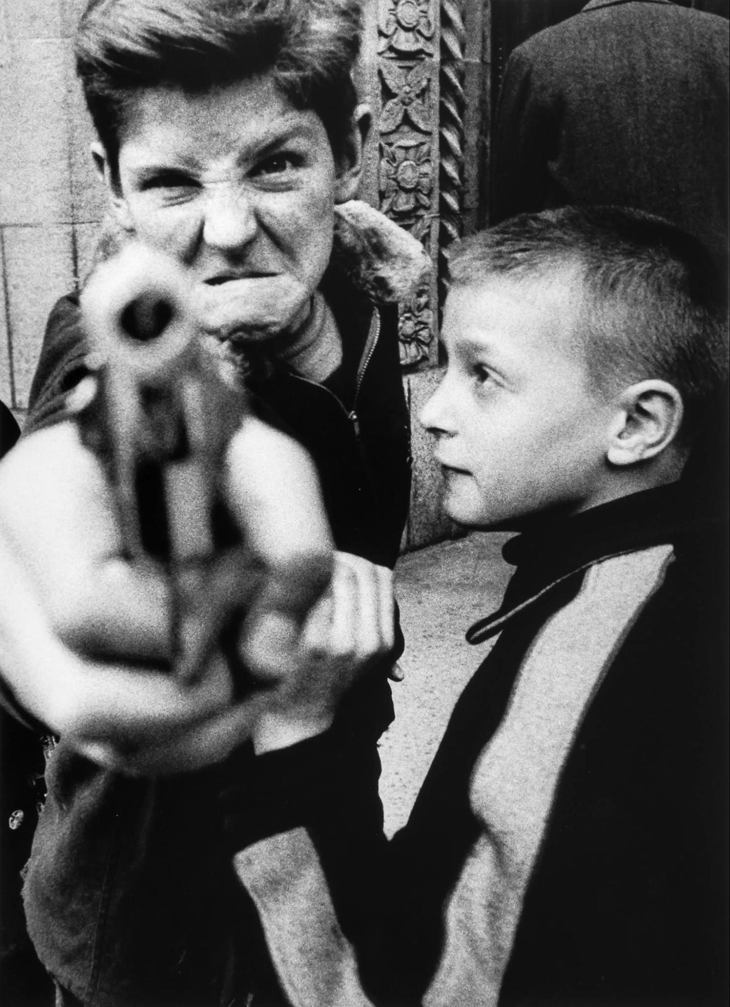 Gun 1, Nueva York, EE. UU., 1954 © William Klein
