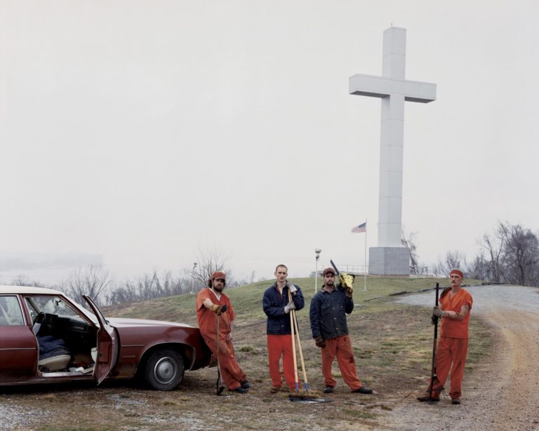 杰斐逊堡纪念十字架,肯塔基州威克利夫,2002年©Alec Soth