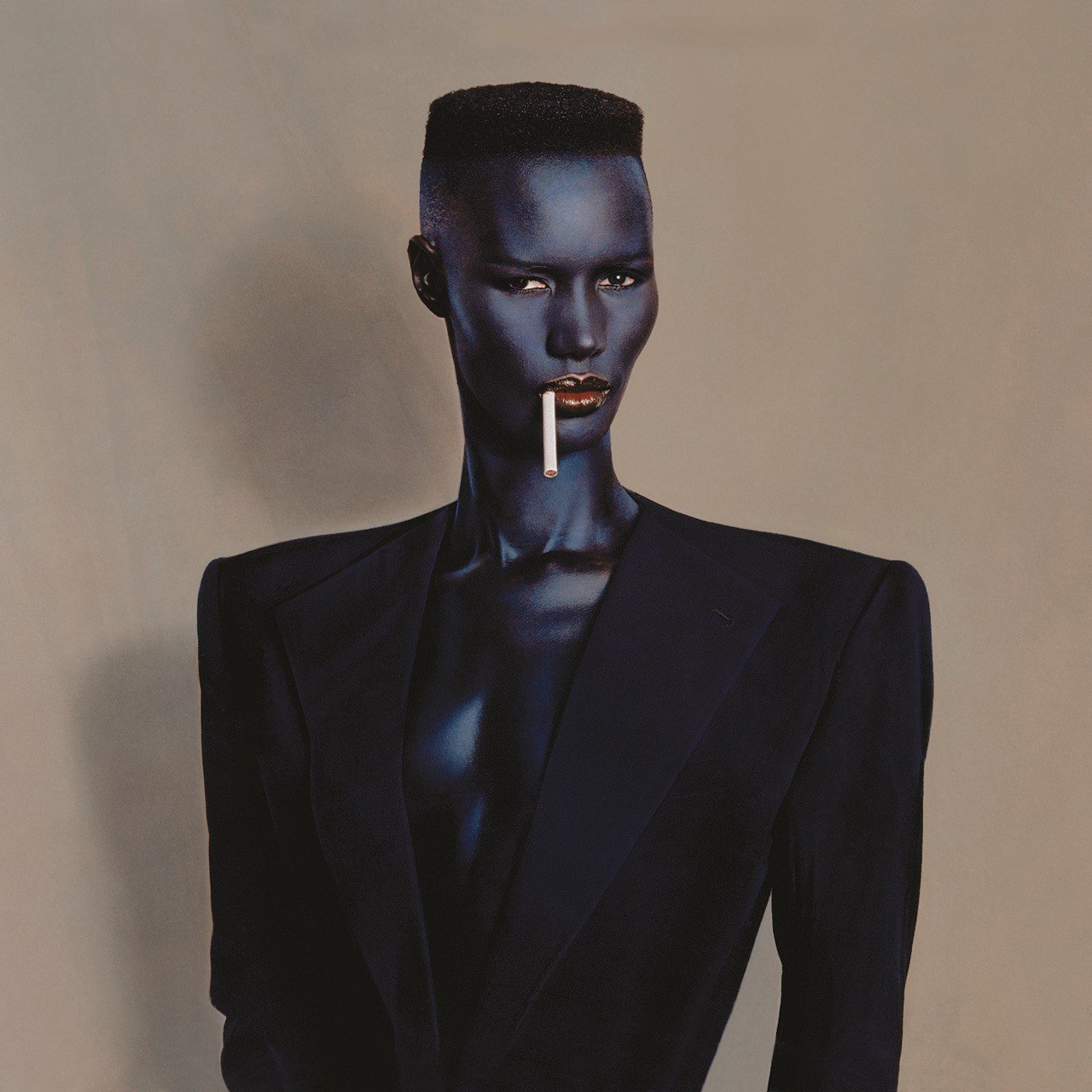 Fotografie und Musik - Grace Jones, blau-schwarz in schwarz auf braun, New York, 1981. © Jean-Paul Goude