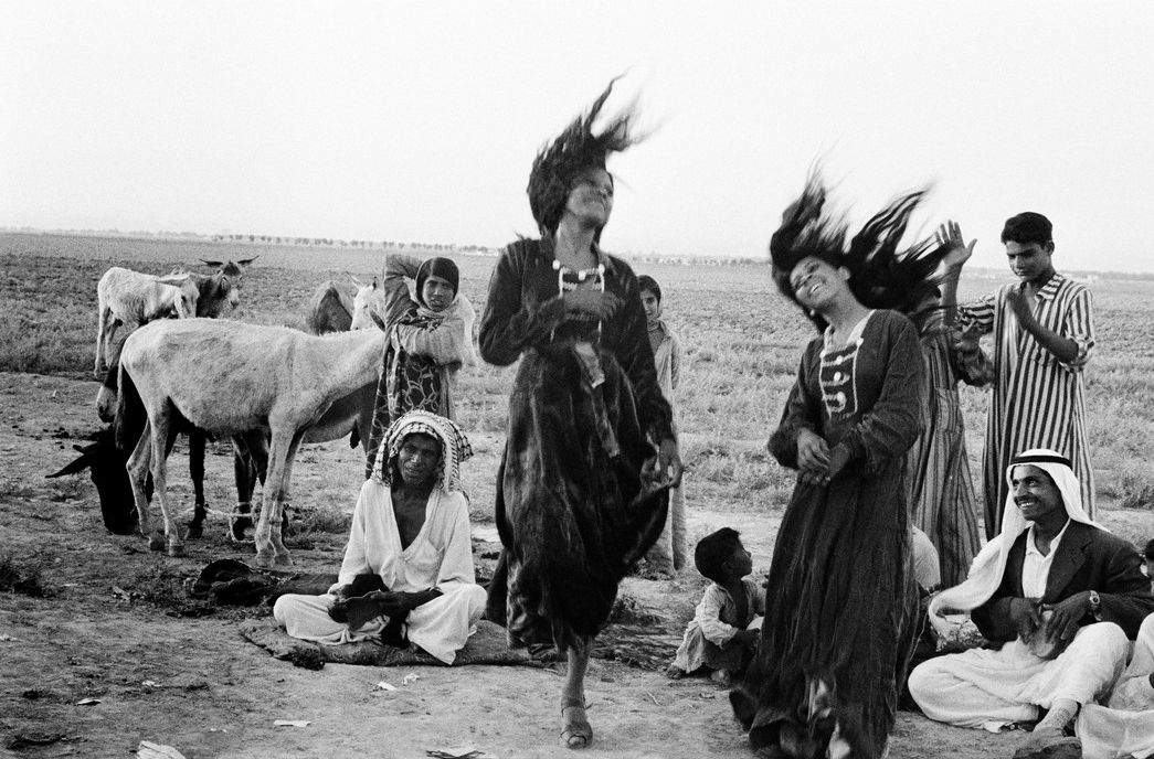 Zigeuner tanzen in einem Lager in der Nähe von Catesiphon, Irak, 1956 © Inge Morath Fotografie und Musik