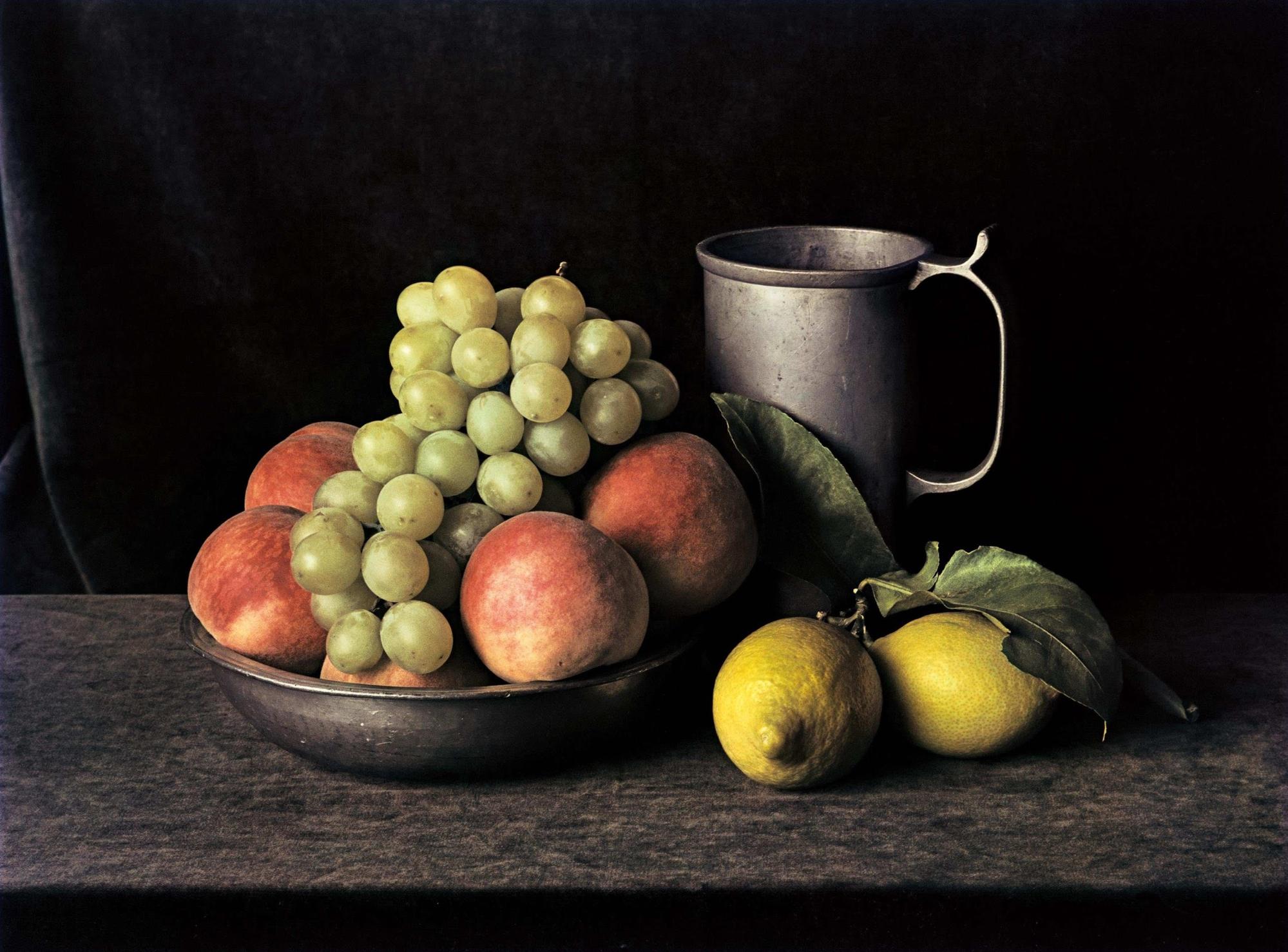 Brocca in peltro con uva (Natura morta n. 7), New York, 1997, Fotografia a colori di Evelyn Hofer