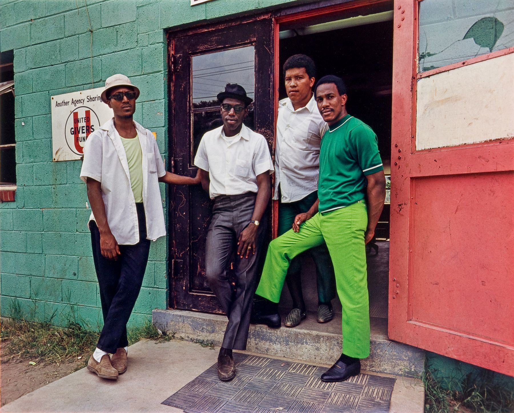 Four Young Men, Washington DC 1975, fotografia a colori di Evelyn Hofer