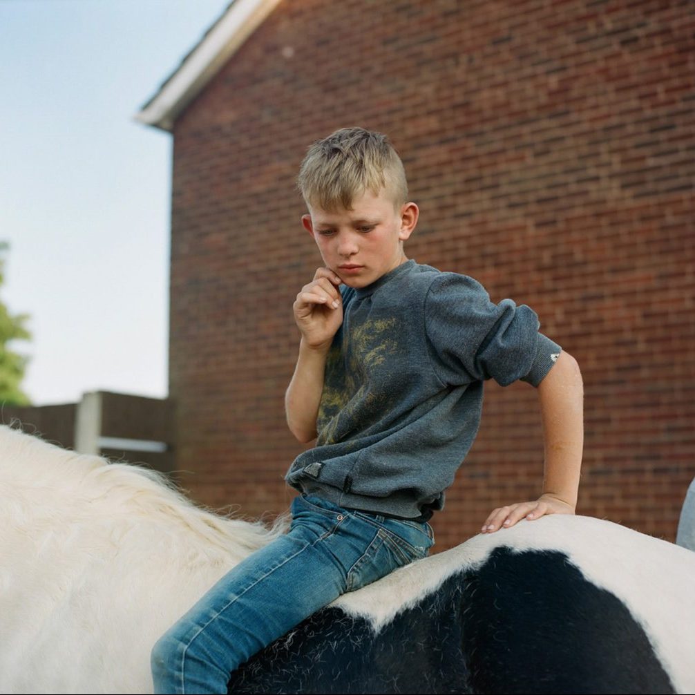 Farbfilmfotografie von Laura Pannack Junge auf Pferd