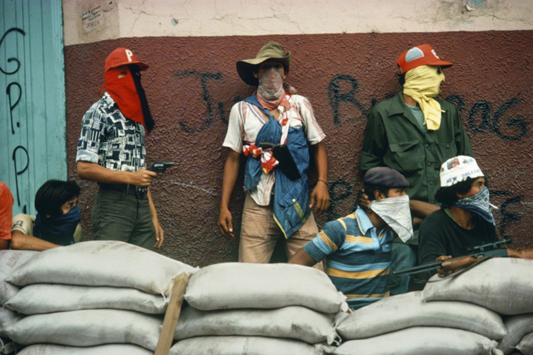 Muchachos await the counterattack by the National Guard. Matagalpa, Nicaragua