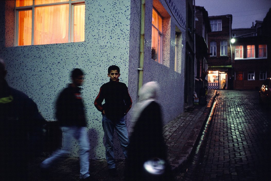 Scena di strada ad Ayvansaray, Istanbul, Turchia 2001 © Alex Webb / Magnum Photos