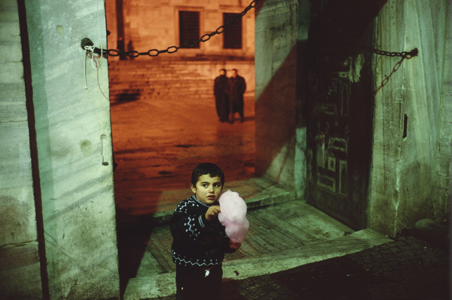 Fuori dalla Moschea Blu durante il Ramadan. Istambul, Turchia. 2001 © Alex Webb / Magnum Photos