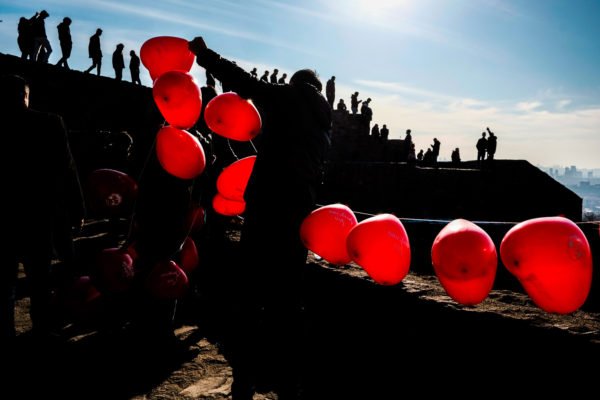 Mann, der Luftballons in der Türkei verkauft