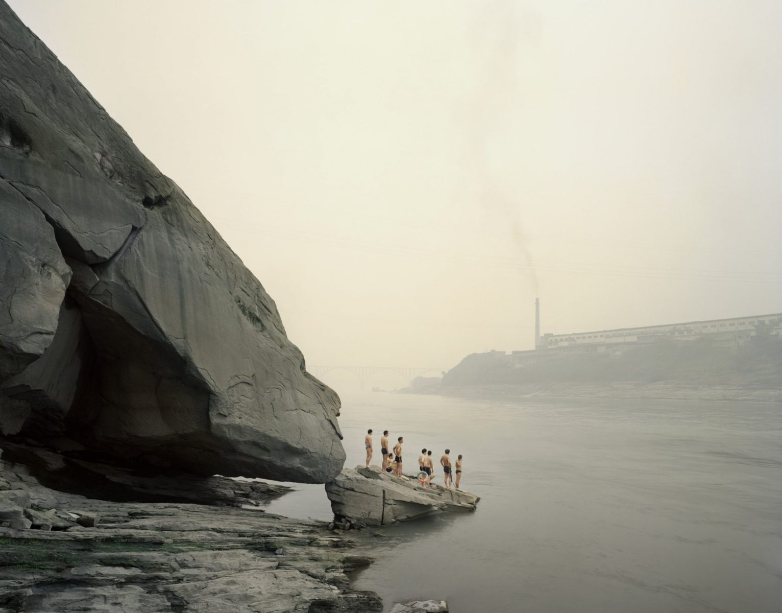 Yibin I (bagnanti), provincia di Sichuan, 2007 - Dallo Yangtze, il lungo fiume fotografia di Nadav Kander