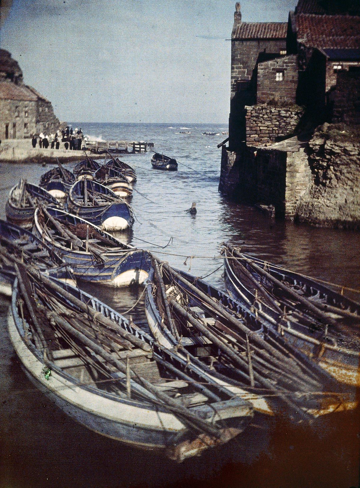 Staithes Harbor, 1915 (Autochrome Image) © John Cimon Warburg/Getty Images.